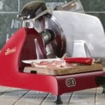 affettatrice berkel red line 250 colorazione rossa, immagine con tagliere