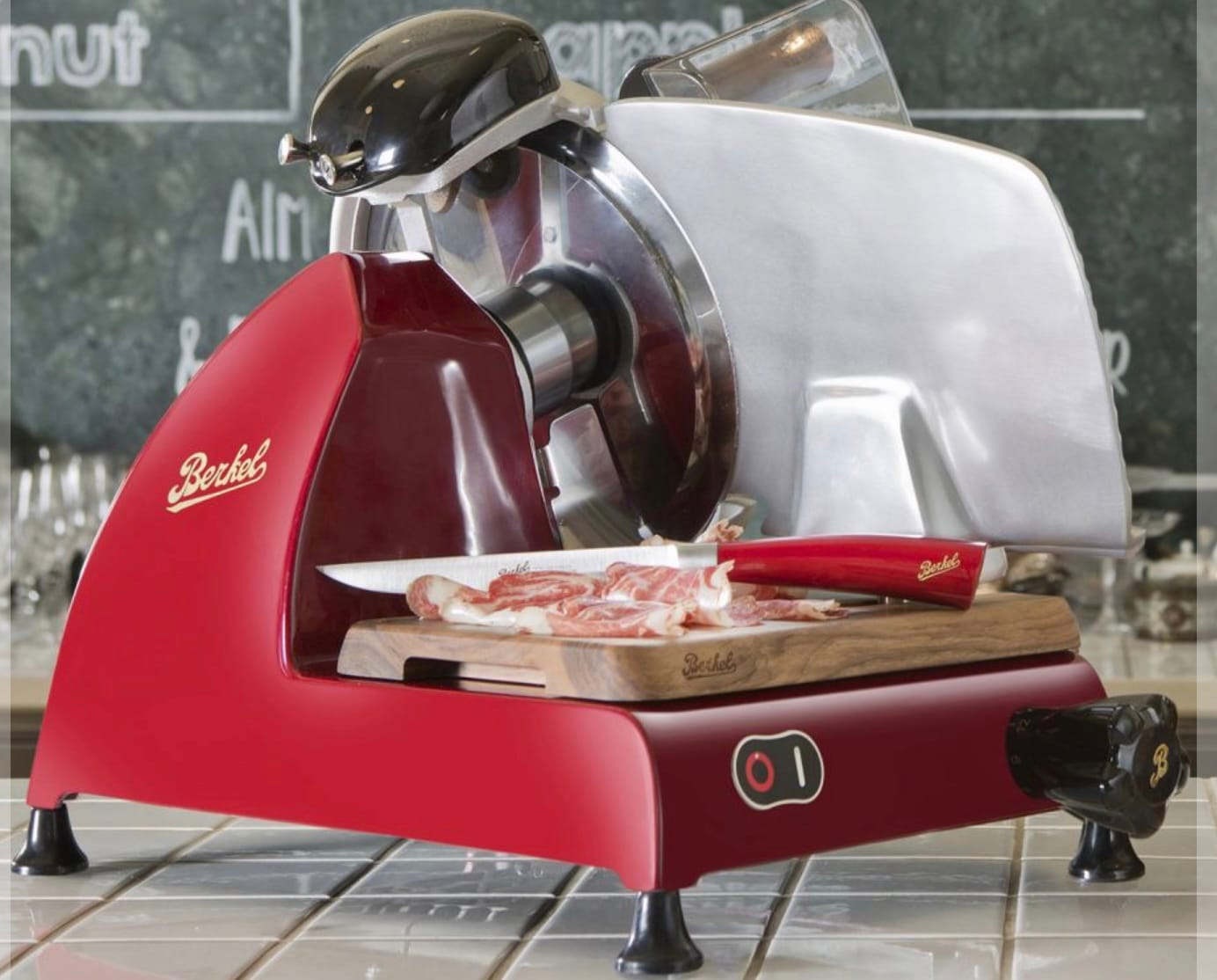 affettatrice berkel red line 250 colorazione rossa, immagine con tagliere