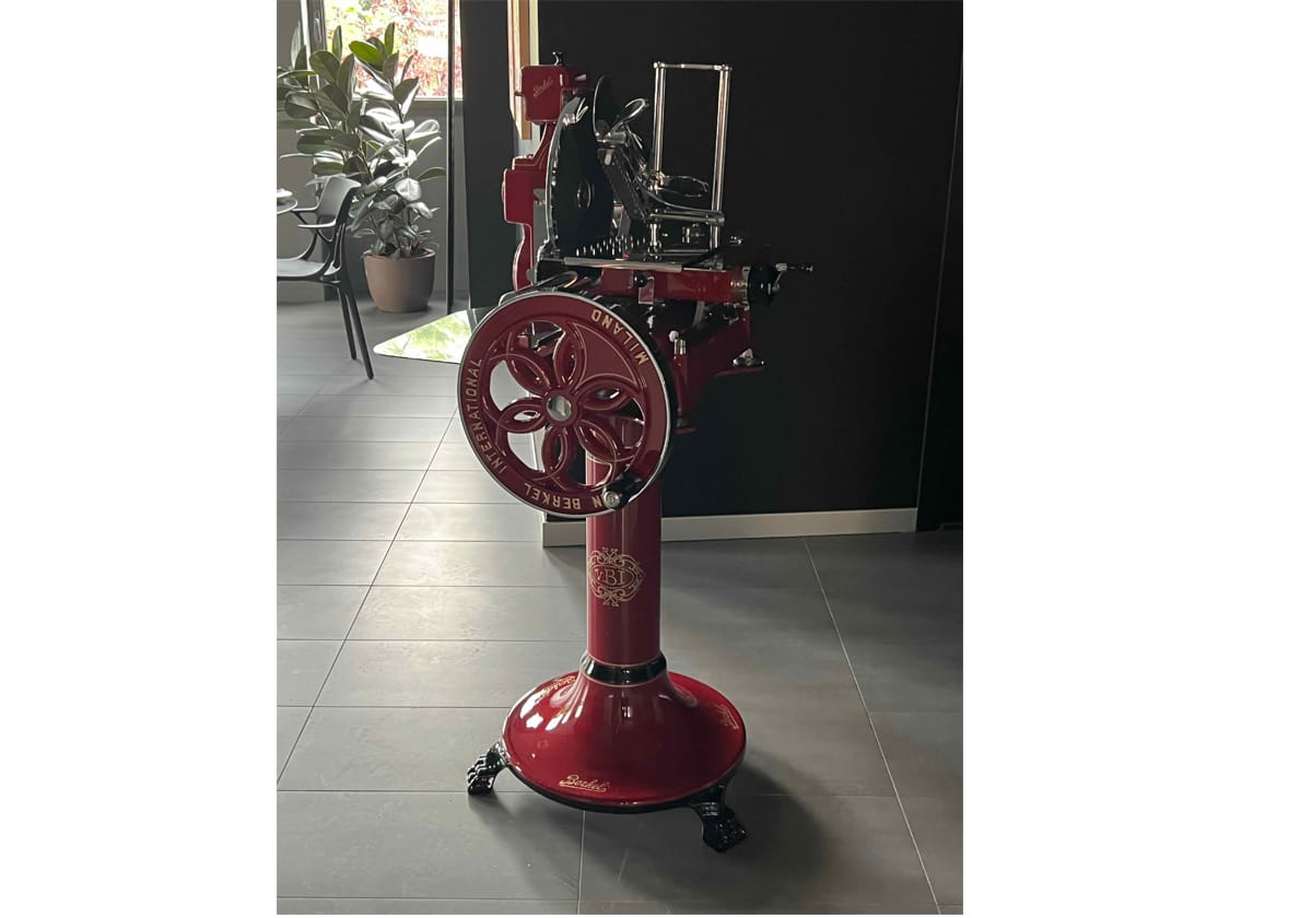 affettetrice-berkel-volano-b114-rossa-con piedistallo-vista-fronte