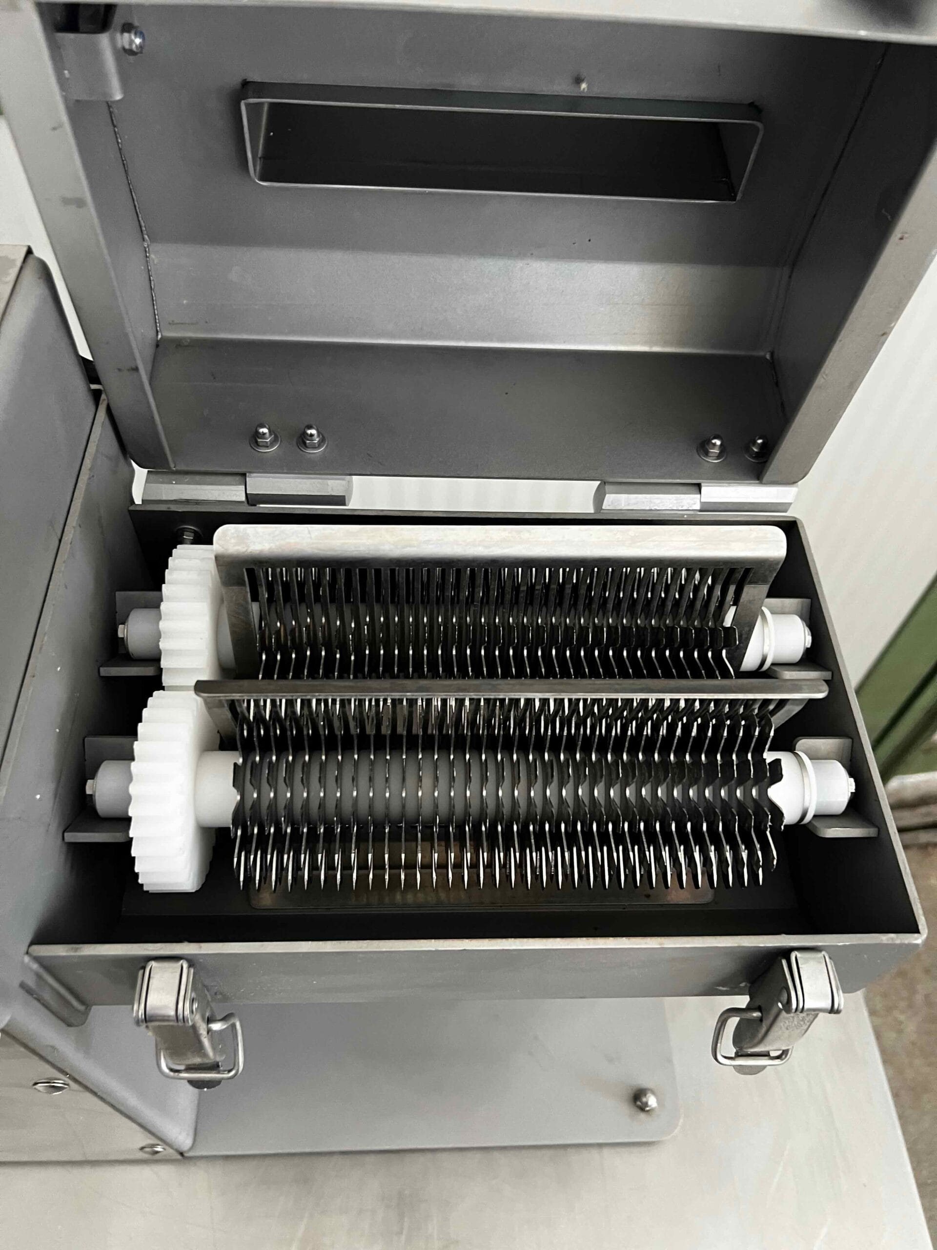 intenerttrice-minerva-tsc300-usata-vista gruppo-lame