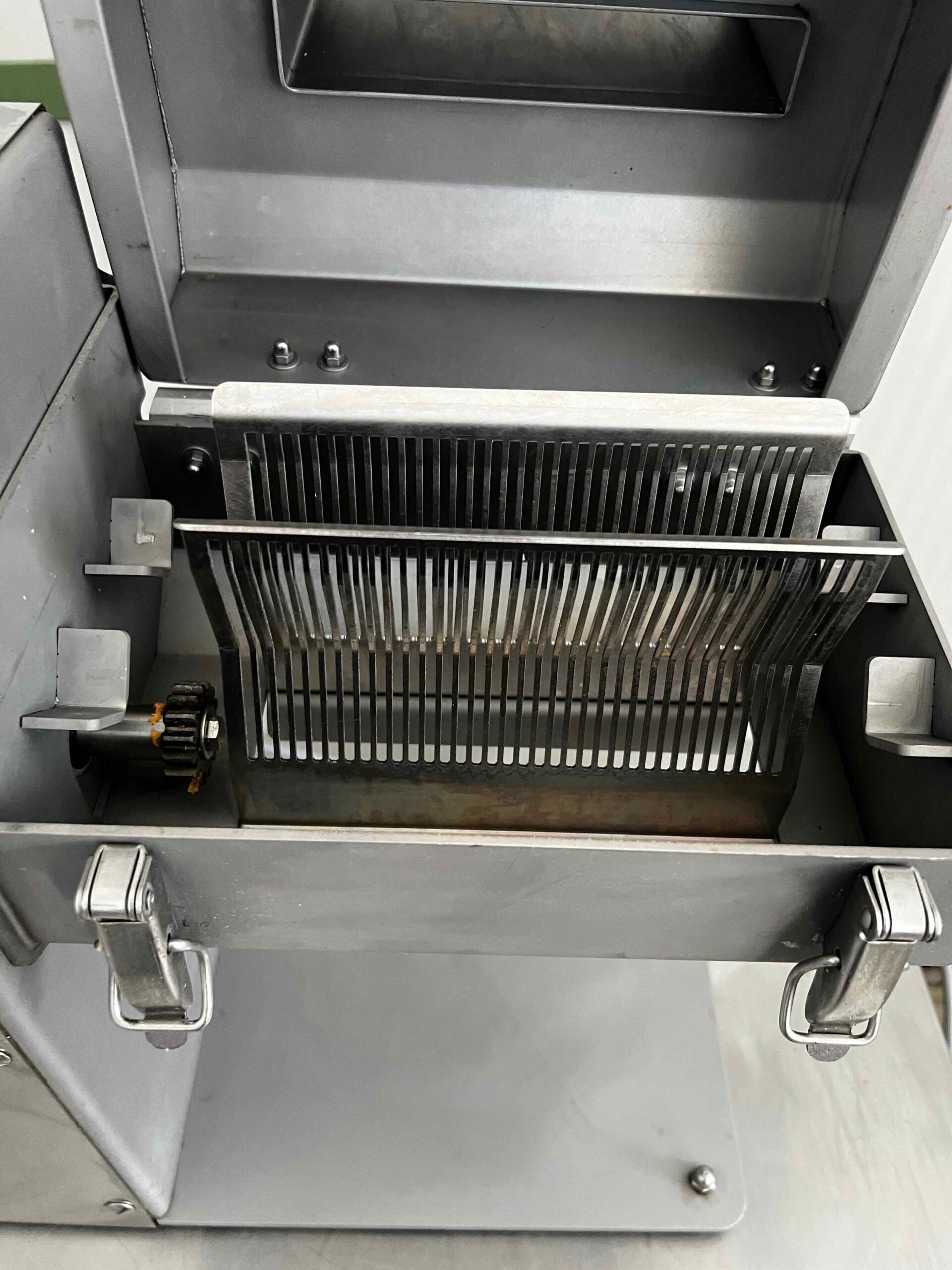 intenerttrice-minerva-tsc300-usata-vista pettini.jpeg